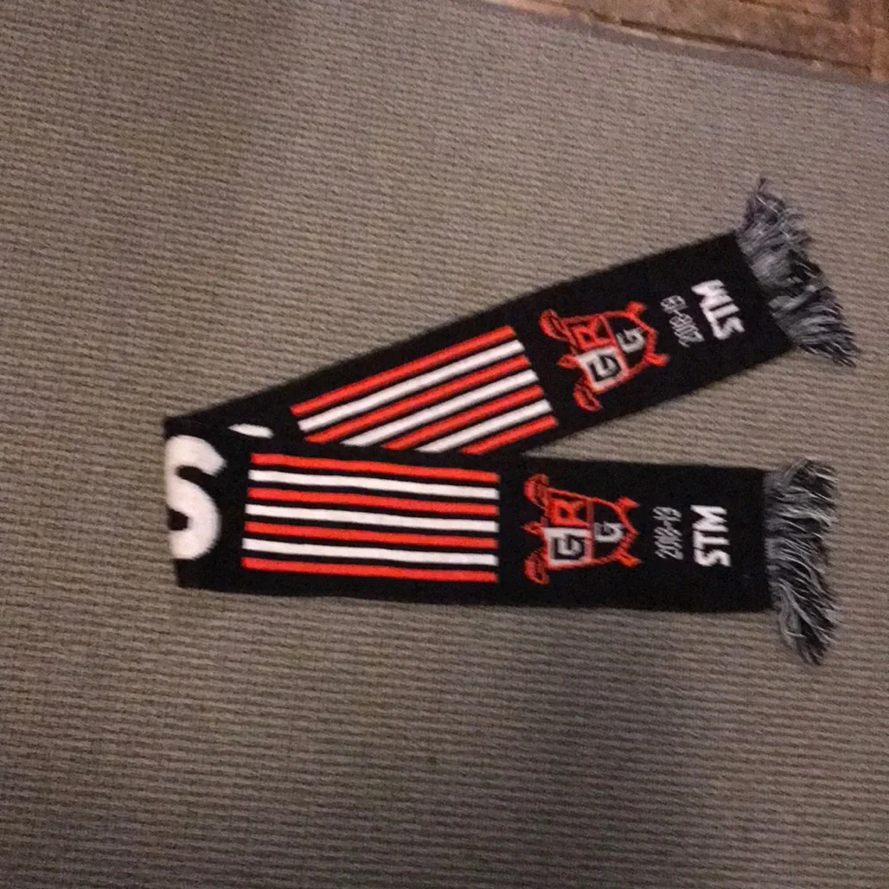 2018-19 GR Griffins Black and White‎ Team Scarf